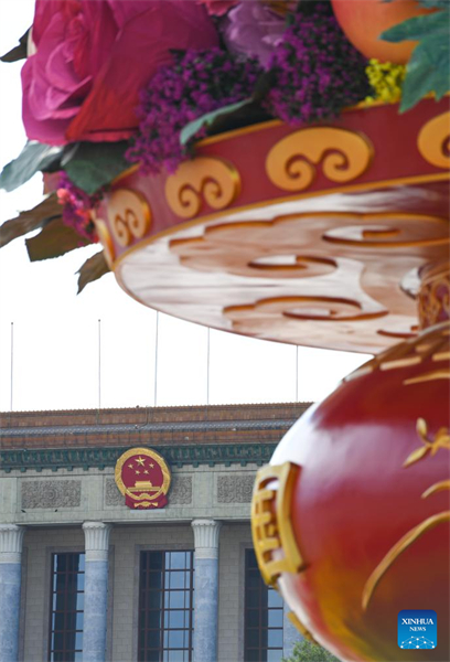 Un panier de fleurs géant décore la place Tian'anmen de Beijing à l'approche des vacances de la Fête nationale