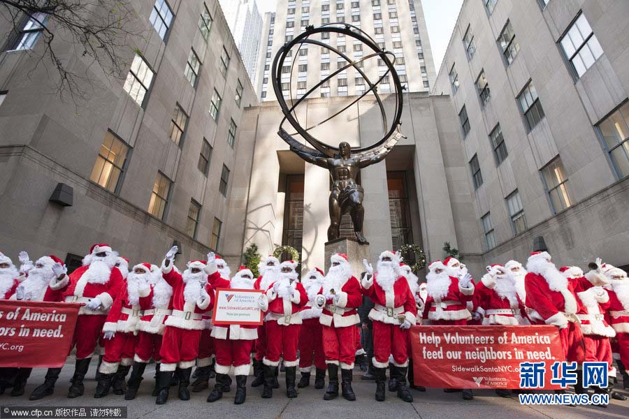 Photo prise le 23 novembre à New York, les habitants locaux déguisés en pères No?l, lors du 100e défilé des pères No?l.