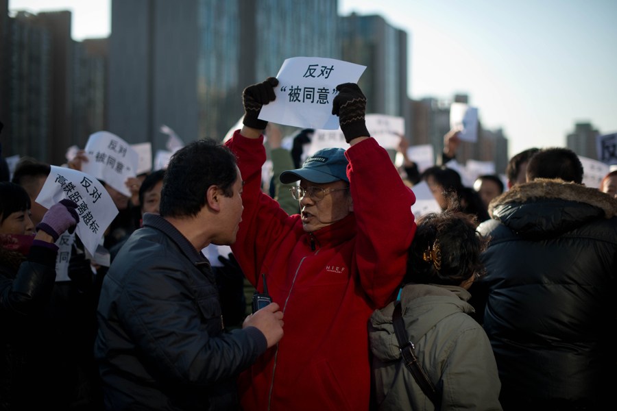 Des manifestants contre une fraude de l'EIE du TGV Beijing – Shenyang (3)