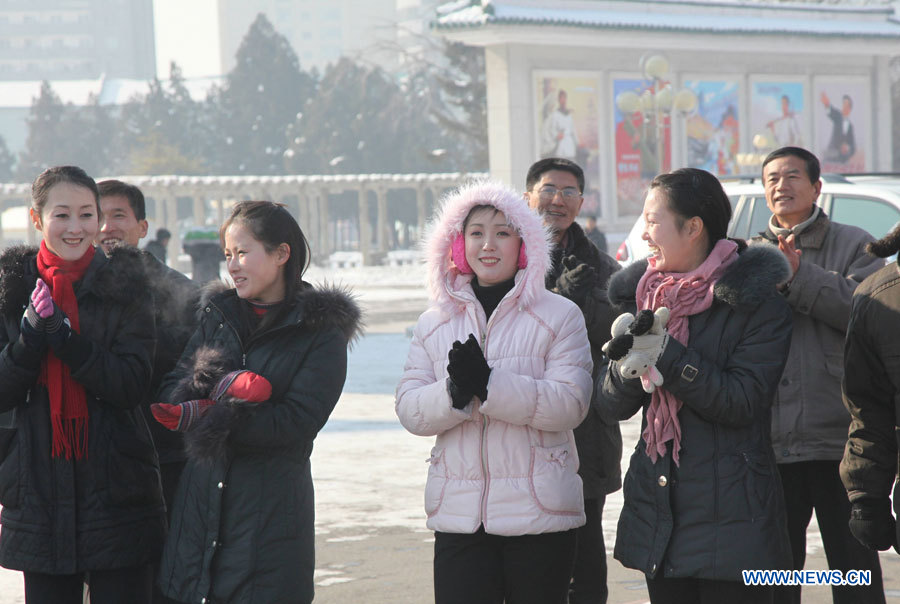 Des habitants admirent une représentation de dance devant un théatre à Pyongyang, capitale de la République populaire démocratique de Corée (RPDC), le 12 décembre 2012. Le pays a lancé mercredi un satellite et l'a placé avec succès sur orbite, a rapporté l'agence de presse officielle KCNA. (Xinhua/Zhang Li)