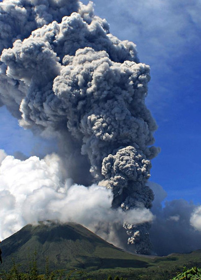 Eruption du volcan Lokon en Indonésie