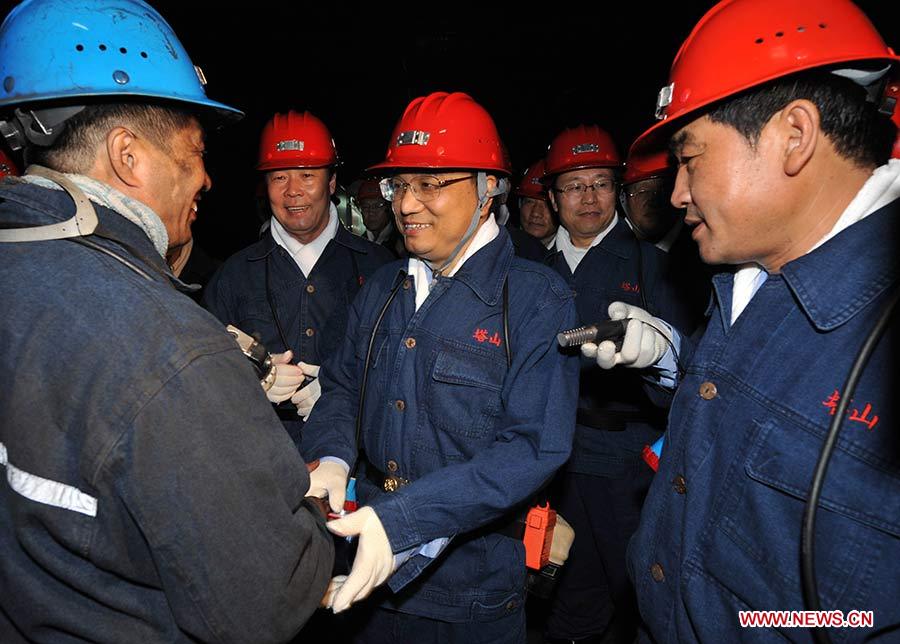 Photo d'archive prise le 28 juillet 2008 montrant Li Keqiang rendant visite aux mineurs de la mine de charbon Tashan dans la province du Shanxi (nord), en Chine.