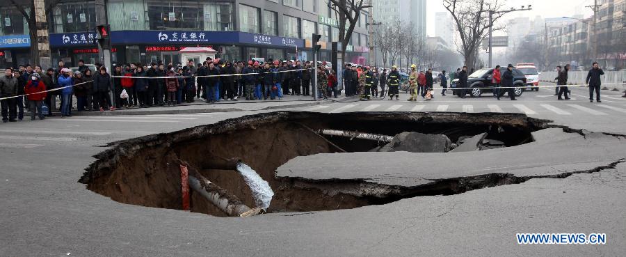 Photo prise le 26 décembre 2012 montrant une section d'un carrefour routier effondrée à Taiyuan, capitale de la province du Shanxi (nord de la Chine). Un trou, mesurant environ 5 mètres de profondeur et 15 mètres de large, est apparu après l'effondrement de la route. Aucune victime n'a été signalée jusqu'à présent. (Xinhua / Shi Xiaobo)