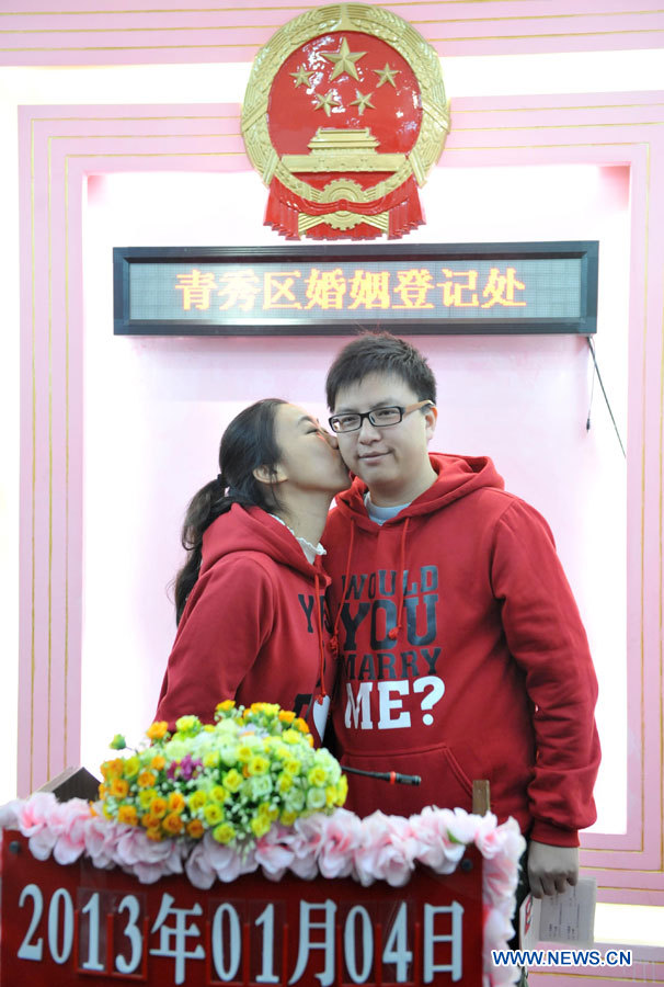 De nombreux couples ont enregistré leur mariage le 4 janvier 2013, dont la prononciation en chinois ressemble à "je t'aimerai à jamais".