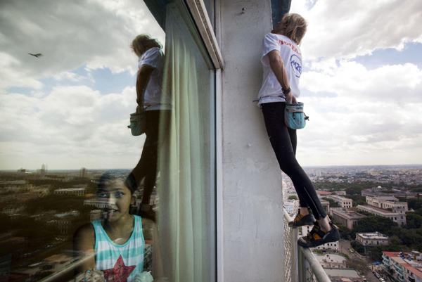 Alain Robert escalade un symbole de Cuba