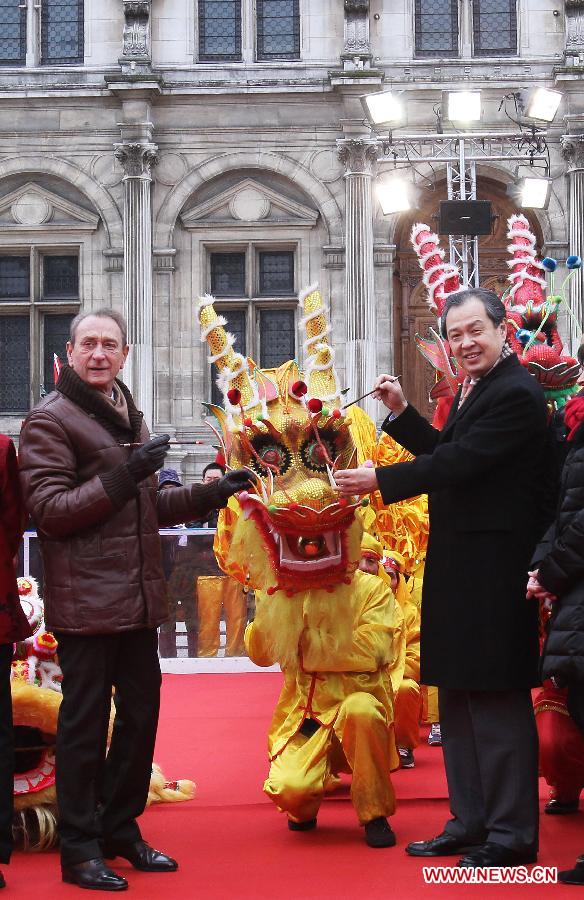 Les ressortissants chinois à Paris organisent leur premier défilé pour fêter l'Année du Serpent