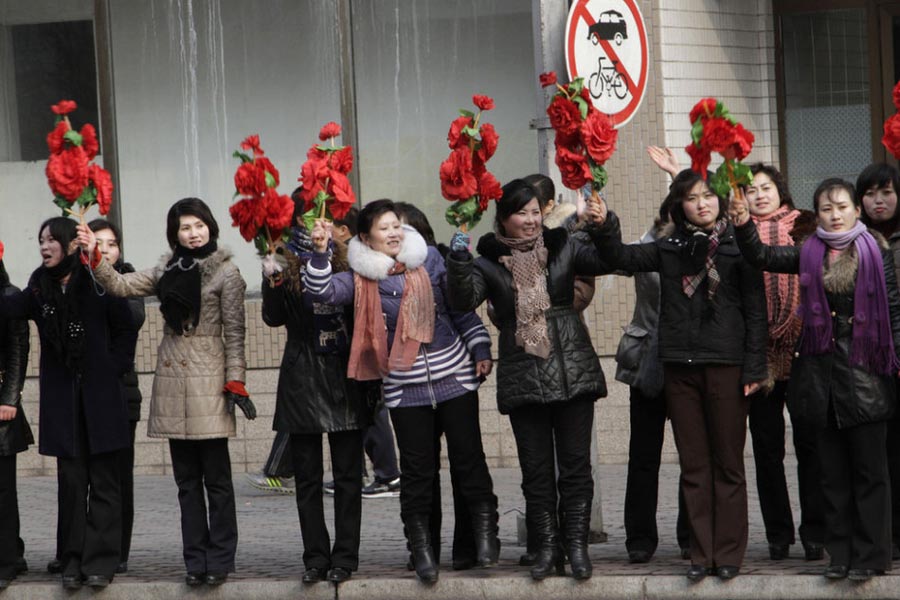 Le 20 février, un grand nombre de Nord-coréens se sont alignés le long des rues principales de Pyongyang, capitale de la République populaire démocratique de Corée, pour saluer les scientifiques et chercheurs qui ont contribué aux essais nucléaires du pays.