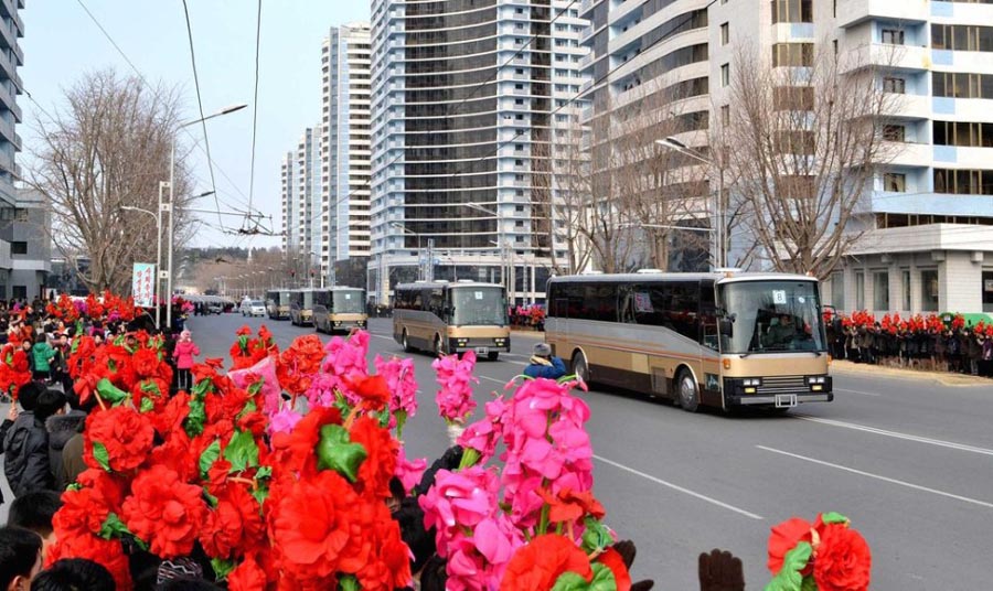 Le 20 février, un grand nombre de Nord-coréens se sont alignés le long des rues principales de Pyongyang, capitale de la République populaire démocratique de Corée, pour saluer les scientifiques et chercheurs qui ont contribué aux essais nucléaires du pays.