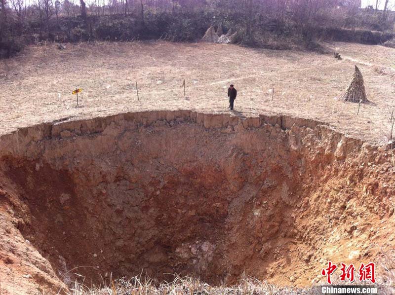 Un trou naturel gigantesque appara?t dans le Sichuan