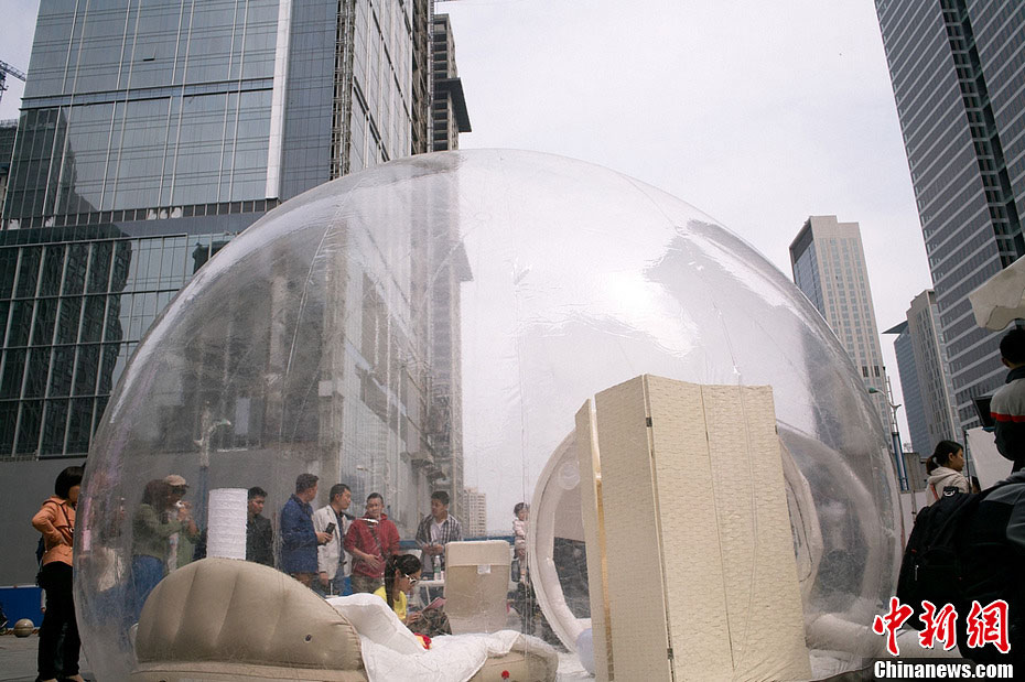 Une jolie fille s'installe pendant deux jours dans un ? h?tel-bulle ? en plein Chengdu