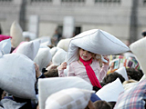 La bataille d'oreillers sur Trafalgar Square à Londres