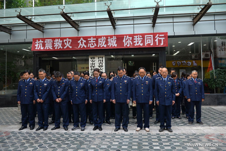 Séisme de Lushan : Deuil en hommage aux victimes du séisme (4)