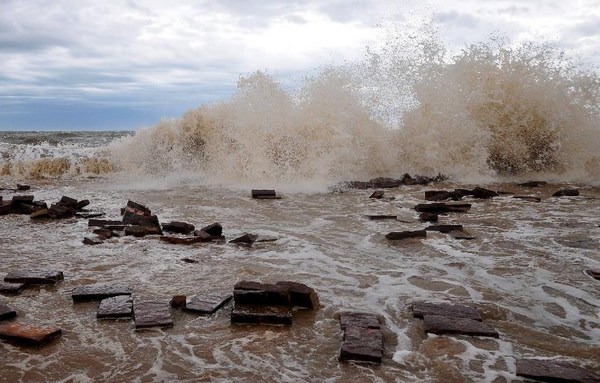 Une vague énorme déferle sur la plage du village de Leshan dans la ville de Fangchenggang, dans la Région Autonome Zhuang du Guangxi, dans le Sud de la Chine, le 23 juin 2013. La tempête tropicale Bebinca a apporté de fortes pluies dans le Guangxi. [Photo / Xinhua]