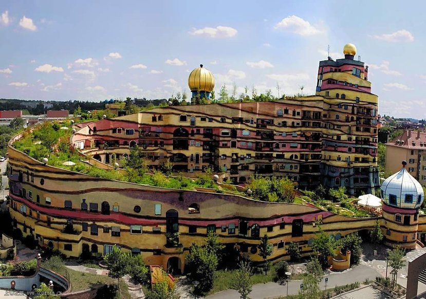 1. WaldspiraleVille : Darmstadt, AllemagneFriedensreich Hundertwasser, architecte et peintre autrichien, a con?u ce batiment composé de 105 appartements et d'un restaurant.