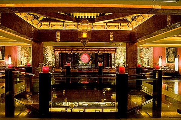 Jianyi ResidenceCe restaurant gastronomique est spécialisé dans la cuisine chinoise. Le style traditionnel chinois de la salle de banquet et la magnifique pelouse en font vraiment un lieu de choix pour un repas raffiné.