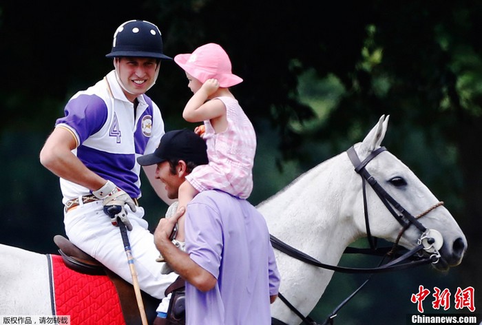 Le prince William joue au polo en attendant la naissance du bébé royal