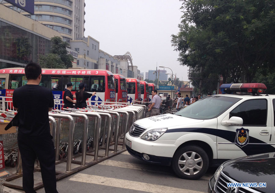 Une femme a trouvé la mort et trois personnes ont été blessées à la suite d'une attaque au couteau ayant eu lieu lundi près d'un magasin Carrefour à Beijing.