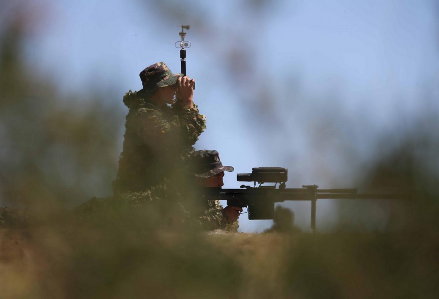 Des membres des forces spéciales de l'Armée Populaire de Libération chinoise (APL) participent à un concours militaire général sur une base d'entra?nement de l'APL, dans la région autonome de Mongolie intérieure, en Chine du Nord, le 23 juillet 2013.