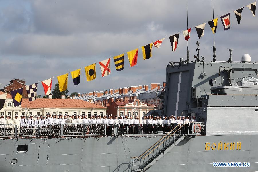 Des soldats de la marine russe participent à un défilé pour célébrer la Journée de la Marine à Saint-Pétersbourg, le 28 juillet 2013. La fête importante est célébrée le dernier dimanche de juillet en Russie. (Xinhua)