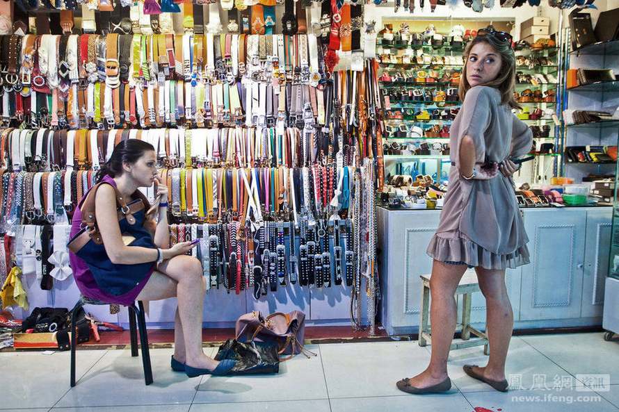 Deux étudiantes italiennes en plein séance de shopping.