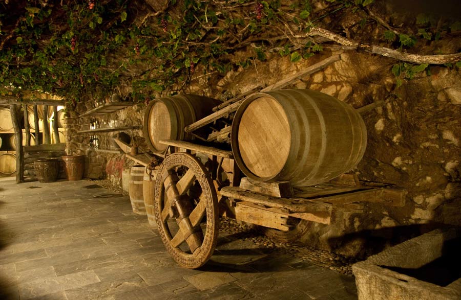 Deux f?ts posés sur un chariot en bois, dans la cave à vin Moutai de Changli, dans la Province du Hebei, le 12 ao?t 2013.