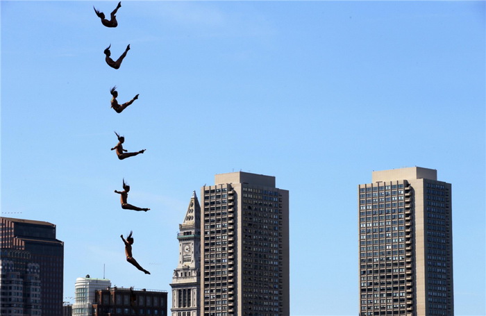 Le Colombien Orlando Duque plonge depuis le toit de l'Institut d'Art Contemporain lors de la compétition Bull Cliff Diving Red World Series 2013 à Boston, dans le Massachusetts, le 25 ao?t 2013. Les plongeurs ont sauté d'une hauteur de près de 30 mètres depuis le toit du musée d'art contemporain, dans le port de Boston. Il s'agit d'une photographie à expositions multiples.