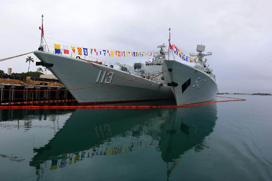 Une escadre de la marine de l'Armée Populaire de Libération, vue à Pearl Harbor, à Hawaii, aux Etats-Unis, le 7 septembre 2013. Elle est arrivée sur place vendredi dernier pour une visite amicale de trois jours. (Xinhua/Zha Chunming)