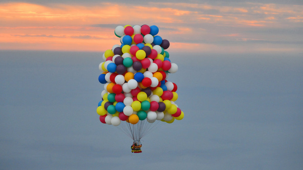 Un Américain traverse l'Atlantique avec 370 ballons