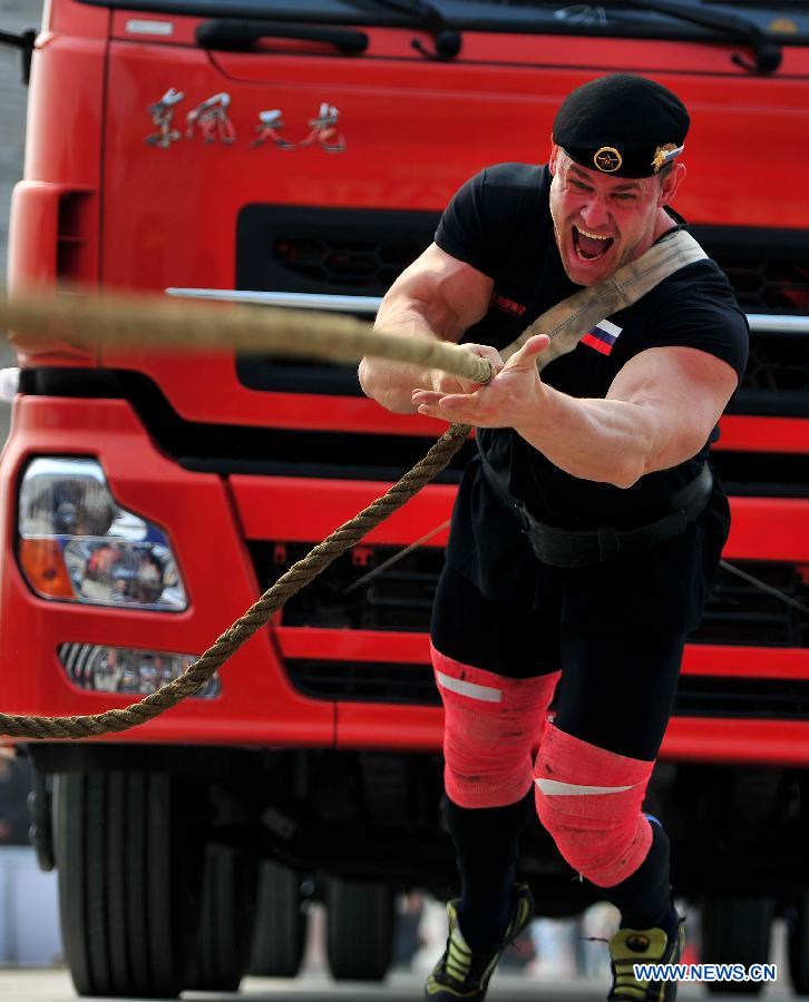 Le 23 octobre 2013, le Russe Mikhail Shivlyakov en plein tournoi lors du China Hercules Open 2013 qui s'est tenu à Xiangyang dans la province du Hubei. (Photo : Xinhua/Xiao Yijiu)