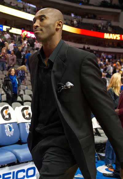 Kobe Bryant, arrière desLos Angeles Lakers(24) sort du terrain après le match contre les Mavericks de Dallas à l'AmericanAirlines Center. [Photo / agences]