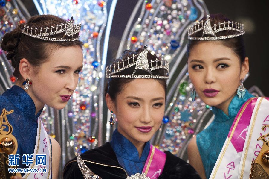 Le 21 décembre, Fang Xingtong (au milieu), couronnée Miss Asie 2013, pose avec ses deux dauphines la Kirghizistanaise Lena Dontsova (à gauche) et sa compatriote Chen Mengyuan. (Photo : Xinhua/Lv Xiaowei)