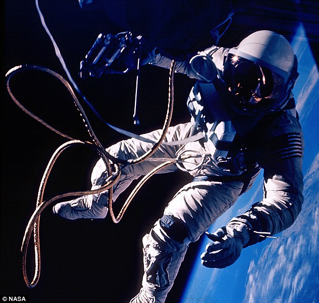 L'astronaute américain Ed White a effectué, le 3 juin 1965, la première marche dans l'espace dans le cadre de la mission Gemini 4. 