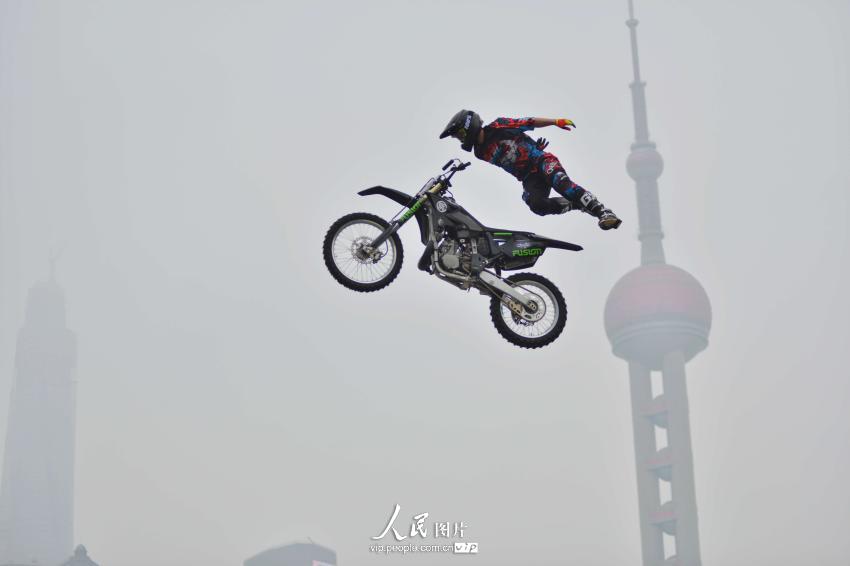 Le 27 avril, au Bund, le symbole de la ville de Shangha?, le pilote australien Joel Brown impressionne lors d'une démonstration de freestyle motocross.